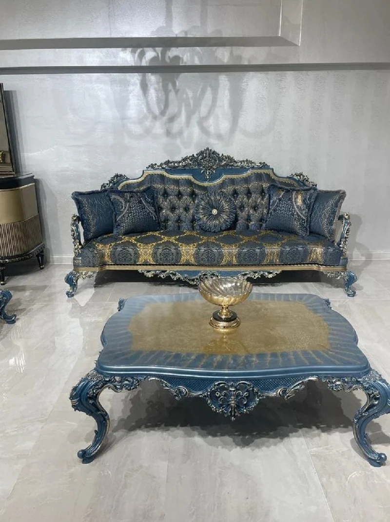Casa Padrino Luxus Barock Wohnzimmer Set Blau / Gold - 2 Barock Sofas & 2 Barock Sessel & 1 Barock Couchtisch - Luxus Wohnzimmer Möbel im Barockstil - Barock Möbel - Edel & Prunkvoll