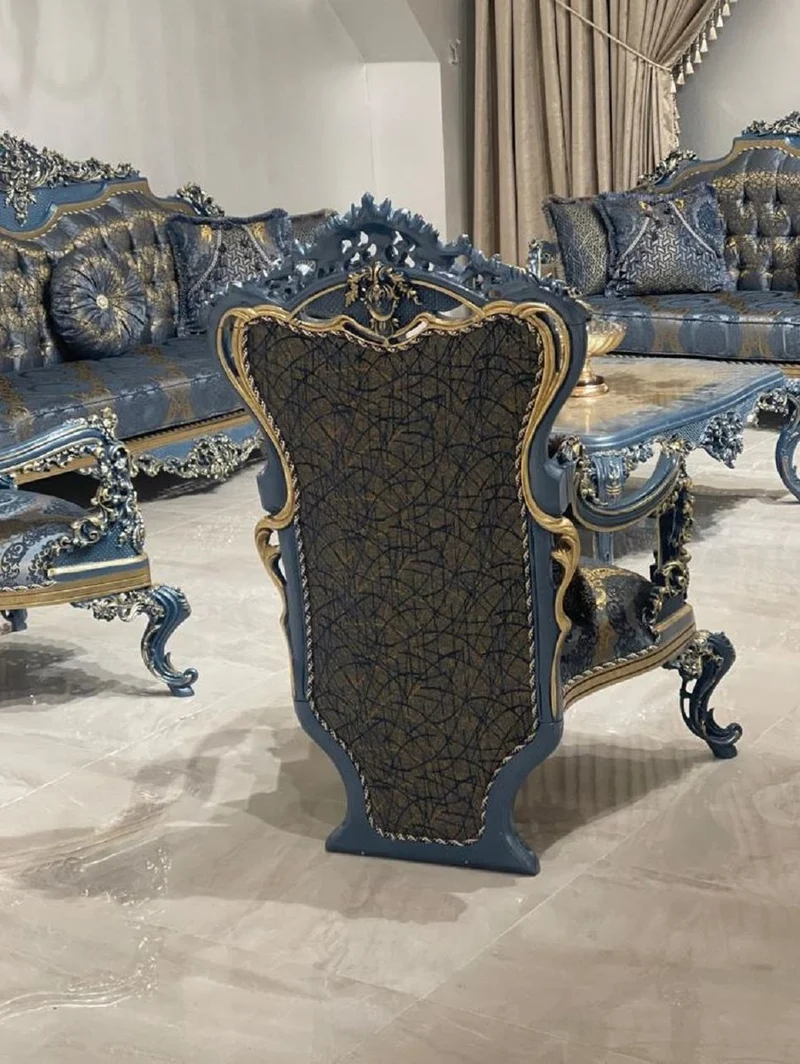 Casa Padrino Luxus Barock Wohnzimmer Set Blau / Gold - 2 Barock Sofas & 2 Barock Sessel & 1 Barock Couchtisch - Luxus Wohnzimmer Möbel im Barockstil - Barock Möbel - Edel & Prunkvoll