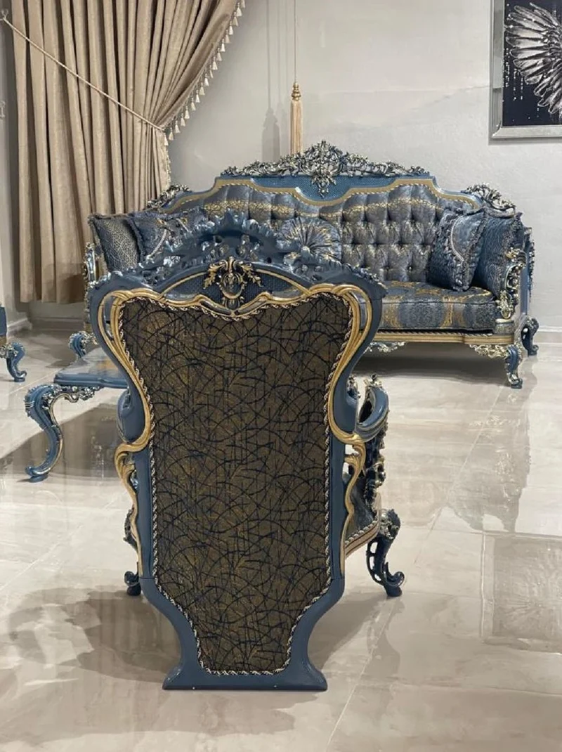 Casa Padrino Luxus Barock Wohnzimmer Set Blau / Gold - 2 Barock Sofas & 2 Barock Sessel & 1 Barock Couchtisch - Luxus Wohnzimmer Möbel im Barockstil - Barock Möbel - Edel & Prunkvoll