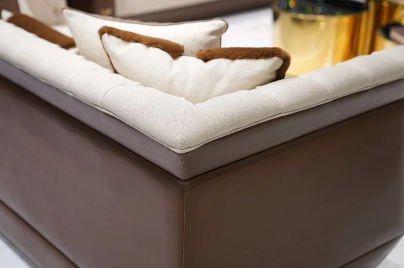 Casa Padrino Luxus Chesterfield Sofa Naturfarben / Braun / Grau - Wohnzimmer Sofa - Hotel Sofa - Wohnzimmer Möbel - Hotel Möbel - Chesterfield Möbel - Luxus Möbel - Luxus Einrichtung