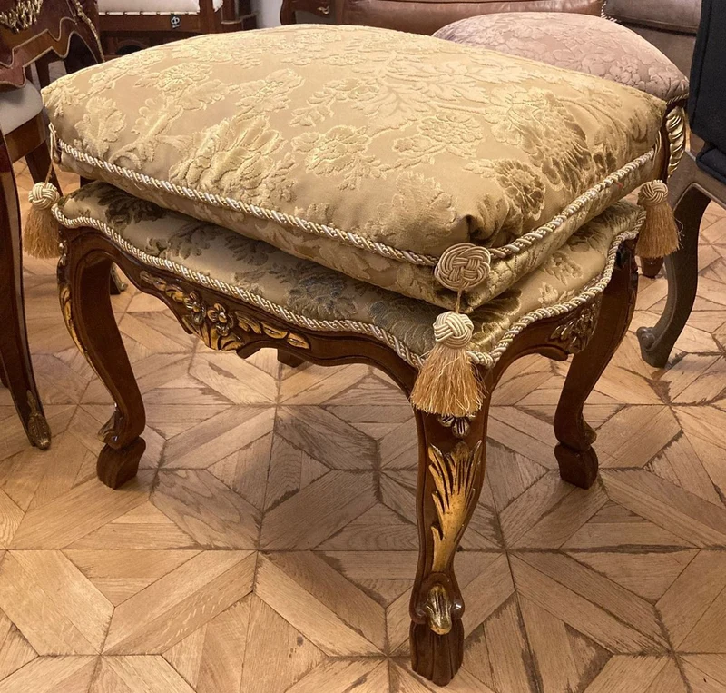 Pompöös by Casa Padrino Luxus Barock Sitzhocker mit Sitzkissen Beige Muster / Braun / Gold - Pompööser Barock Hocker designed by Harald Glööckler - Barock Möbel - Edel & Prunkvoll