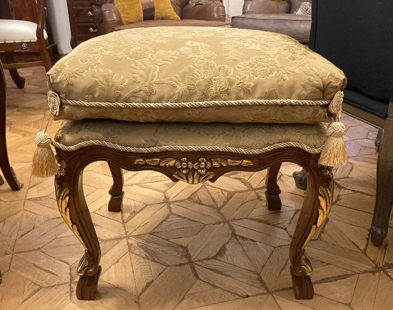 Pompöös by Casa Padrino Luxus Barock Sitzhocker mit Sitzkissen Beige Muster / Braun / Gold - Pompööser Barock Hocker designed by Harald Glööckler - Barock Möbel - Edel & Prunkvoll