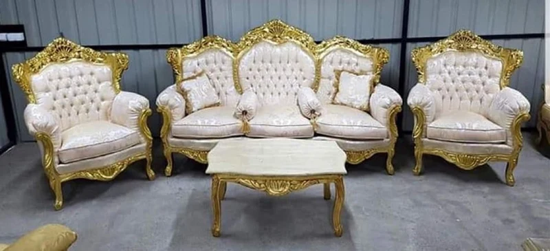 Casa Padrino Barock Wohnzimmer Set Creme Muster / Gold - 1 Barock Sofa & 2 Barock Sessel - Wohnzimmer Möbel im Barockstil - Barock Möbel - Barock Wohnzimmer Einrichtung