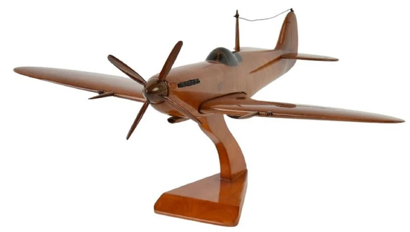 Casa Padrino Luxus Deko Jagdflugzeug Supermarine Spitfire Braun / Schwarz 40 x 36 x H. 20 cm - Holz Flugzeug mit Ständer - Propellerflugzeug - Modellflugzeug - Schreibtisch Deko - Deko Accessoires