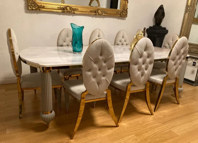 Casa Padrino Luxus Art Deco Esszimmer Set Weiß / Grau / Gold - 1 Art Deco Esstisch mit Kunstmarmor Tischplatte & 8 Art Deco Esszimmerstühle - Prunkvolle Art Deco Esszimmer Möbel - Luxus Qualität