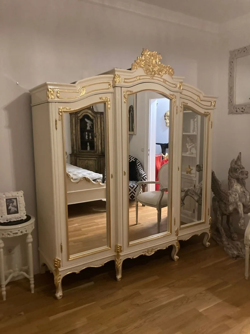 Casa Padrino Barock Schlafzimmerschrank mit 3 verspiegelten Türen Creme / Gold - Verspiegelter Massivholz Kleiderschrank - Schlafzimmer Möbel im Barockstil - Barock Möbel - Edel & Prunkvoll