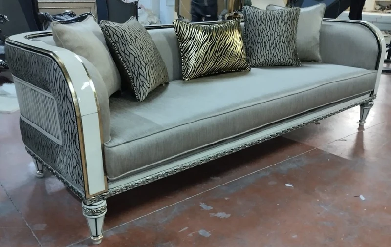 Casa Padrino Luxus Barock Sofa Silber / Weiß / Gold - Prunkvolles Wohnzimmer Sofa - Barockstil Wohnzimmer Möbel - Luxus Möbel im Barockstil - Barock Einrichtung - Edel & Prunkvoll