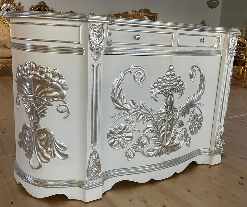 Casa Padrino Barock Sideboard Weiß / Silber - Handgefertigter Barockstil Massivholz Schrank mit 2 Türen und 2 Schubladen - Wohnzimmer Möbel im Barockstil - Barock Möbel - Edel & Prunkvoll