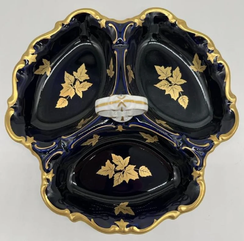 Casa Padrino Luxus Barock Porzellan Servierschale mit Tragegriff Dunkelblau / Weiß / Gold Ø 25 cm - Gebäck & Nuss Schale - Luxus Barock Accessoires - Reichenbach Porzellan - Made in Germany