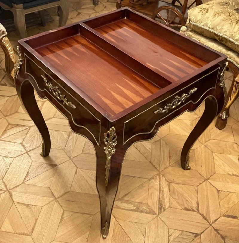 Casa Padrino Barock Beistelltisch mit Schach & Backgammon Spielfläche Dunkelbraun / Braun / Messing 60 x 60 x H. 71 cm - Antik Stil Möbel - Barock Möbel - Edel & Prunkvoll
