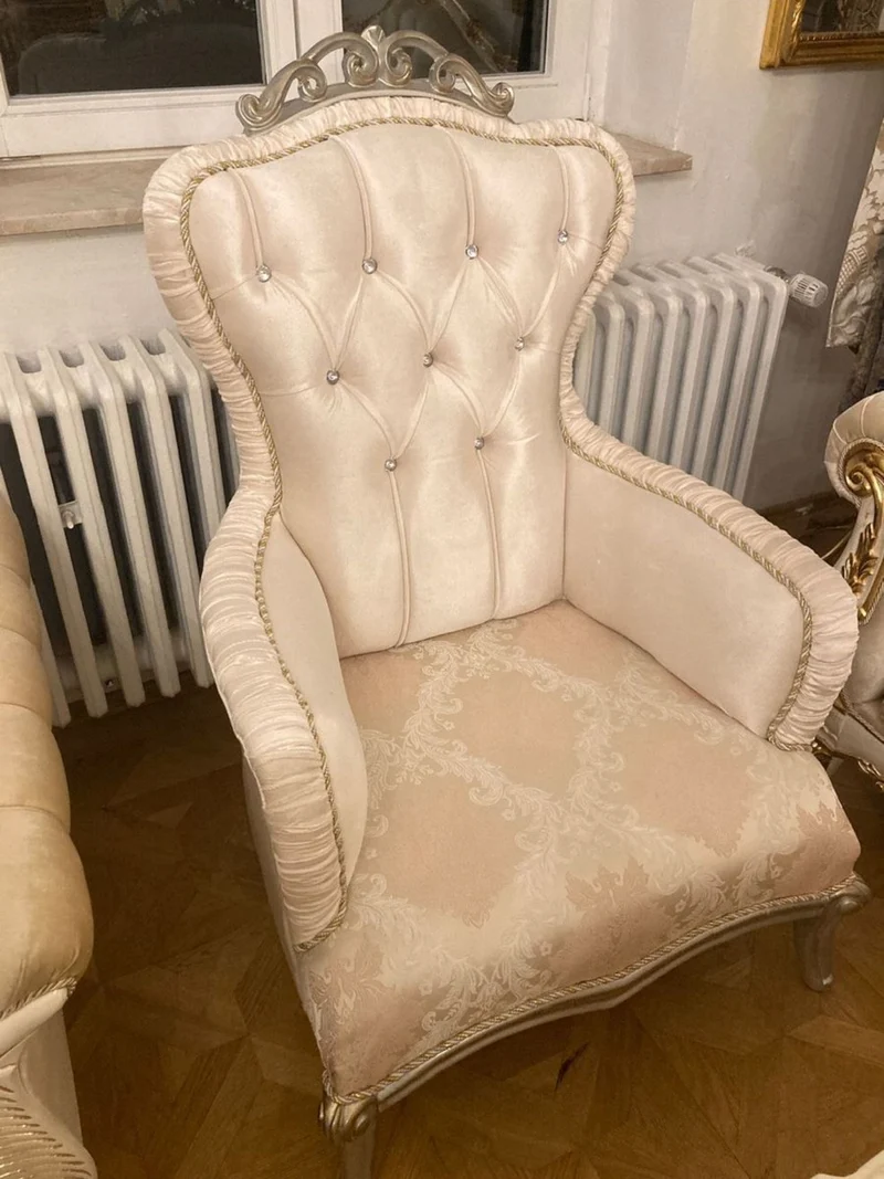 Casa Padrino Luxus Barock Sessel Rosa / Silber - Prunkvoller Wohnzimmer Sessel mit Glitzersteinen - Luxus Wohnzimmer Möbel im Barockstil - Barock Möbel - Barock Einrichtung - Edel & Prunkvoll