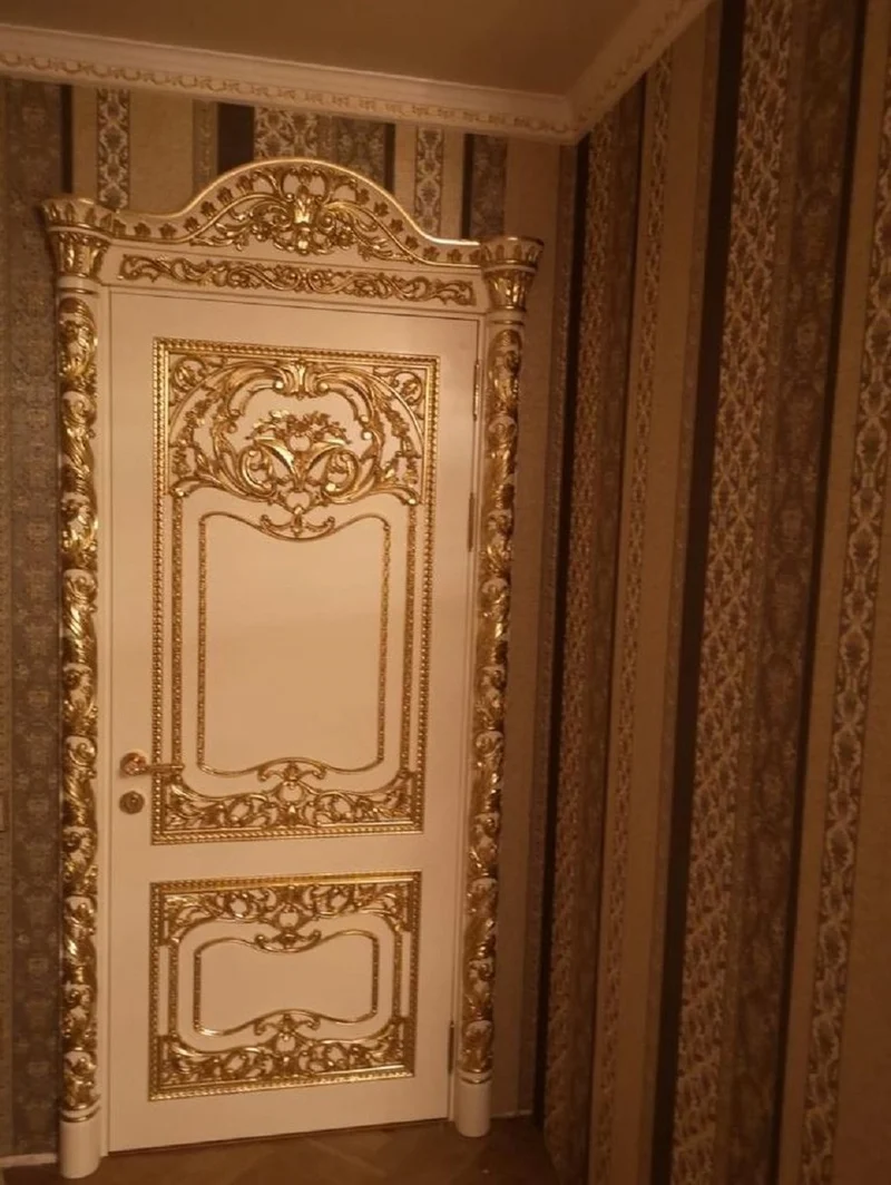 Casa Padrino Luxus Barock Wohnungstür Weiß / Gold - Prunkvolle Massivholz Tür mit Rahmen - Luxus Möbel im Barockstil - Barock Möbel - Hotel Möbel - Barock Einrichtung - Edel & Prunkvoll