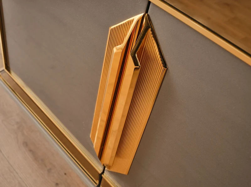 Casa Padrino Luxus Art Deco Möbel Set Grau / Gold - 1 Luxus Art Deco Sideboard mit 4 Türen & 1 Luxus Art Deco Spiegel - Art Deco Möbel - Luxus Möbel - Luxus Einrichtung - Art Deco Einrichtung