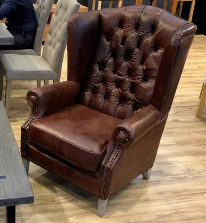 Casa Padrino Luxus Chesterfield Leder Ohrensessel Braun / Grau - Chesterfield Echtleder Wohnzimmer Sessel - Wohnzimmer Möbel - Chesterfield Möbel - Echtleder Möbel - Luxus Möbel