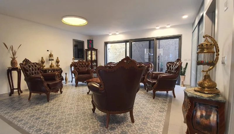 Casa Padrino Luxus Barock Leder Sessel Dunkelbraun / Braun - Wohnzimmer Echtleder Sessel mit dekorativem Kissen - Luxus Wohnzimmer Möbel im Barockstil - Barock Leder Möbel - Möbel Barockstil