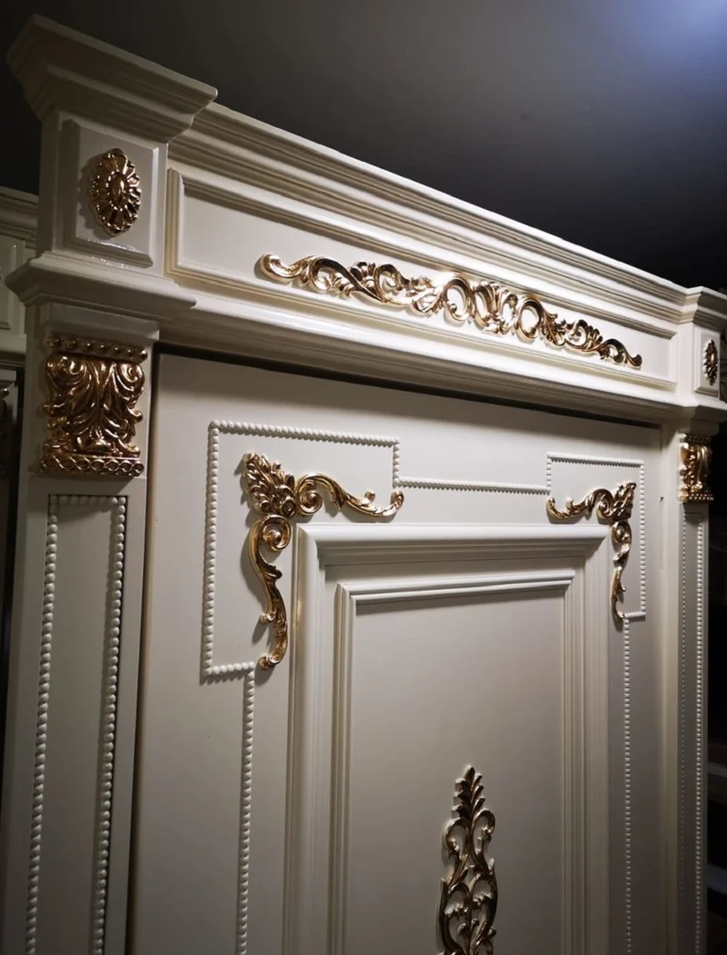Casa Padrino Luxus Barock Wohnungstür Weiß / Gold - Prunkvolle Massivholz Tür mit Rahmen - Luxus Möbel im Barockstil - Hotel Möbel - Barock Möbel - Barock Einrichtung - Edel & Prunkvoll