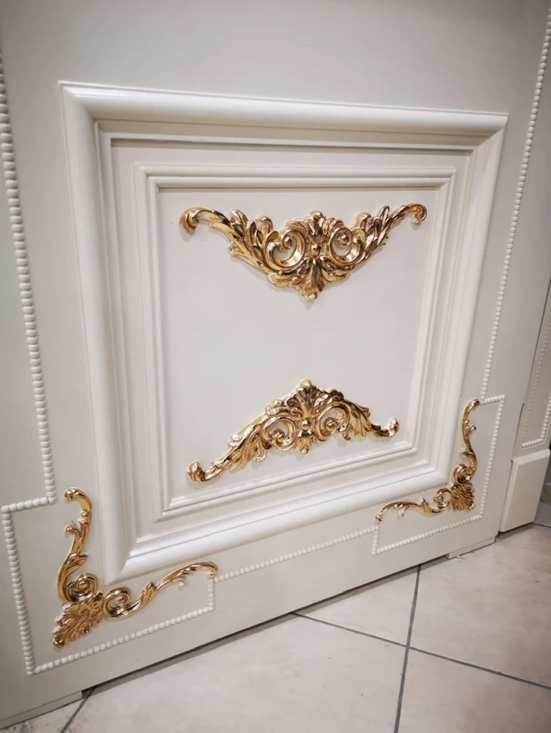 Casa Padrino Luxus Barock Wohnungstür Weiß / Gold - Prunkvolle Massivholz Tür mit Rahmen - Luxus Möbel im Barockstil - Hotel Möbel - Barock Möbel - Barock Einrichtung - Edel & Prunkvoll