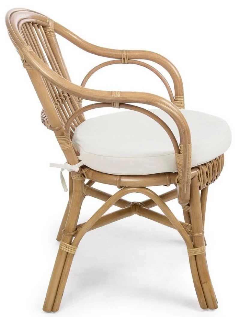 Casa Padrino Luxus Gartenstuhl 4er Set Naturfarben / Weiß 57 x 61 x H. 80 cm - Rattan Stühle mit Armlehnen und Sitzkissen - Moderne Rattan Garten & Terrassen Möbel
