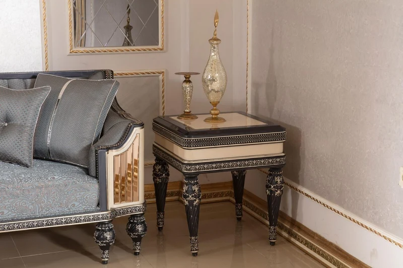 Casa Padrino Luxus Barock Wohnzimmer Set Hellblau / Beige / Schwarz / Gold - 2 Sofas & 2 Sessel & 1 Couchtisch & 2 Beistelltische - Handgefertigte Wohnzimmer Möbel im Barockstil - Edel & Prunkvoll