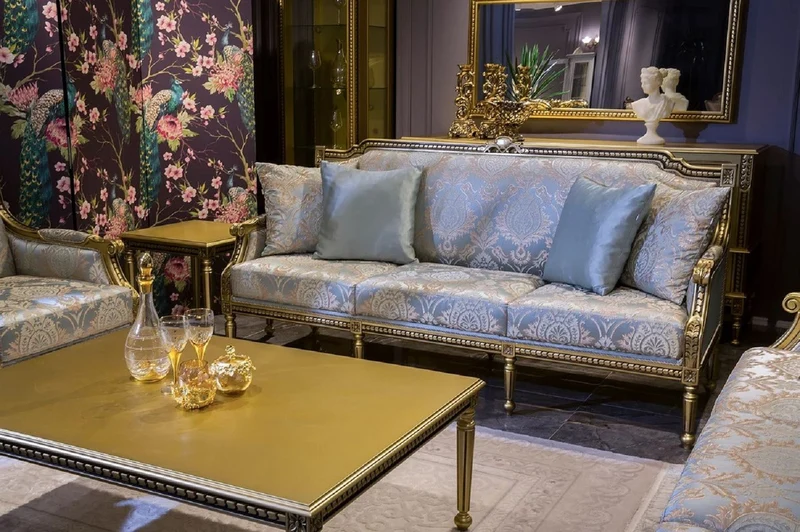 Casa Padrino Luxus Barock Wohnzimmer Set Hellblau / Gold - 2 Barock Sofas & 2 Barock Sessel & 1 Barock Couchtisch - Wohnzimmer Möbel im Barockstil - Barock Möbel - Barock Einrichtung