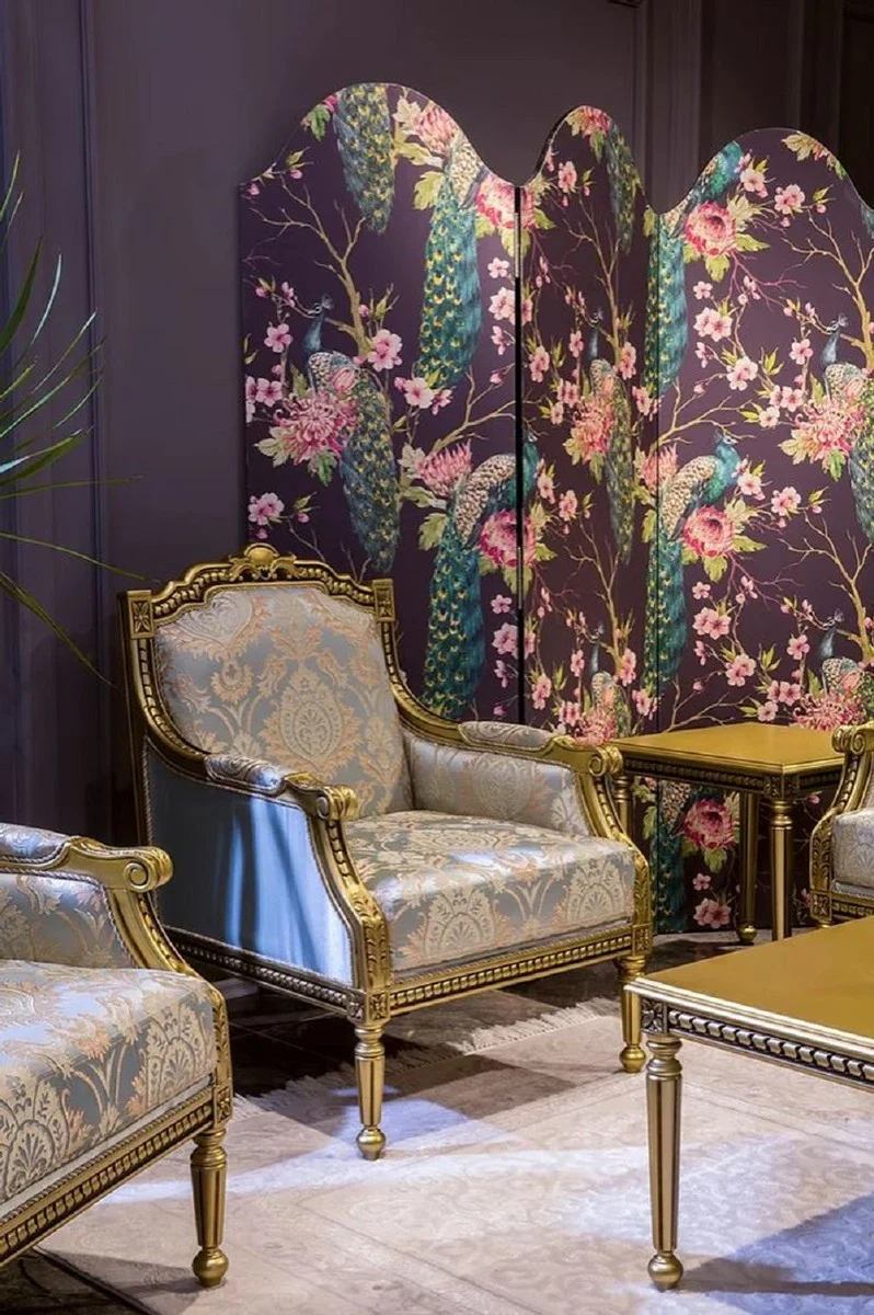Casa Padrino Luxus Barock Wohnzimmer Set Hellblau / Gold - 2 Barock Sofas & 2 Barock Sessel & 1 Barock Couchtisch - Wohnzimmer Möbel im Barockstil - Barock Möbel - Barock Einrichtung