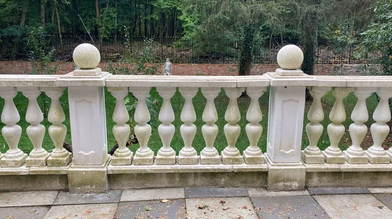 Casa Padrino Barock Garten Deko Säule Weiß 33 x 33 x H. 82 cm - Antik Stil Stein Säule - Prunkvolle Gartensäule - Barock Garten & Terrassen Deko Accessoires - Gartendeko im Barockstil