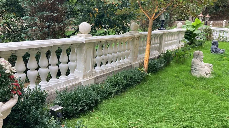 Casa Padrino Barock Garten Deko Säule Weiß 33 x 33 x H. 82 cm - Antik Stil Stein Säule - Prunkvolle Gartensäule - Barock Garten & Terrassen Deko Accessoires - Gartendeko im Barockstil