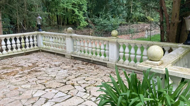 Casa Padrino Barock Garten Deko Säule Weiß 33 x 33 x H. 82 cm - Antik Stil Stein Säule - Prunkvolle Gartensäule - Barock Garten & Terrassen Deko Accessoires - Gartendeko im Barockstil