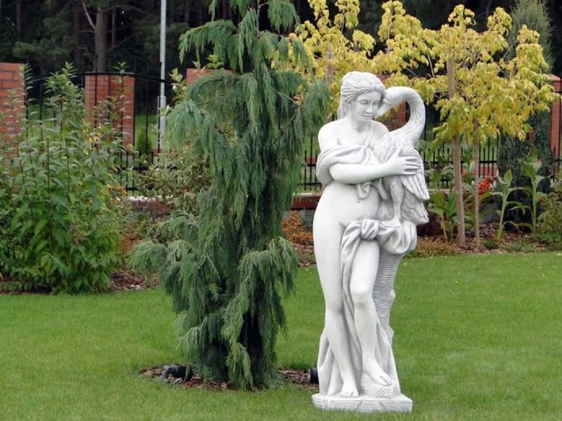 Casa Padrino Jugendstil Garten Deko Skulptur Frau mit Schwan Weiß / Grau 41 x 39 x H. 160 cm - Elegante Garten Deko Stein Figur - Barock & Jugendstil Garten Deko Accessoires