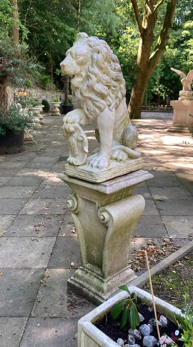 Casa Padrino Barock Garten Deko Skulptur Löwe mit Säule Weiß 42 x 45 x H. 152 cm - Prunkvolle Stein Figur mit Säule - Barock Garten & Terrassen Deko Accessoires
