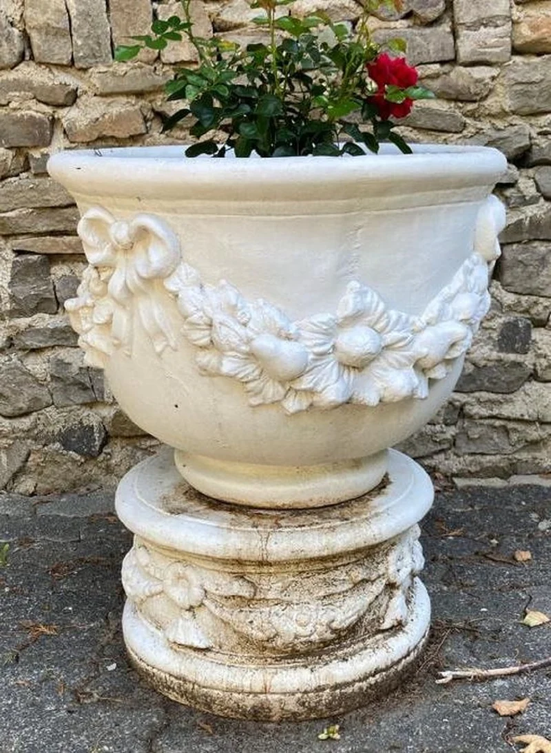 Casa Padrino Barock Blumentopf mit Sockel Weiß Ø 47 x H. 79 cm - Prunkvoller Pflanzentopf mit rundem Sockel im Barockstil - Barock Garten Deko Accessoires