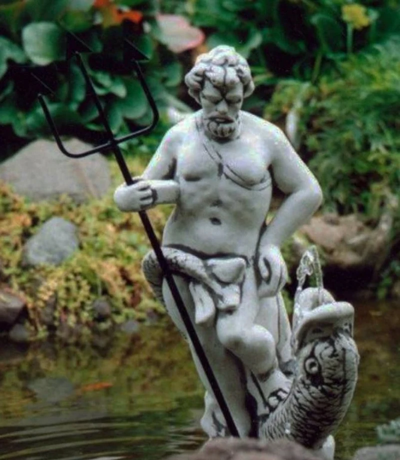 Casa Padrino Jugendstil Wasserspeier Skulptur Neptun mit Fisch Grau / Schwarz 23 x 23 x H. 70 cm - Elegante Wasserspeier Stein Figur - Barock & Jugendstil Garten Deko Accessoires