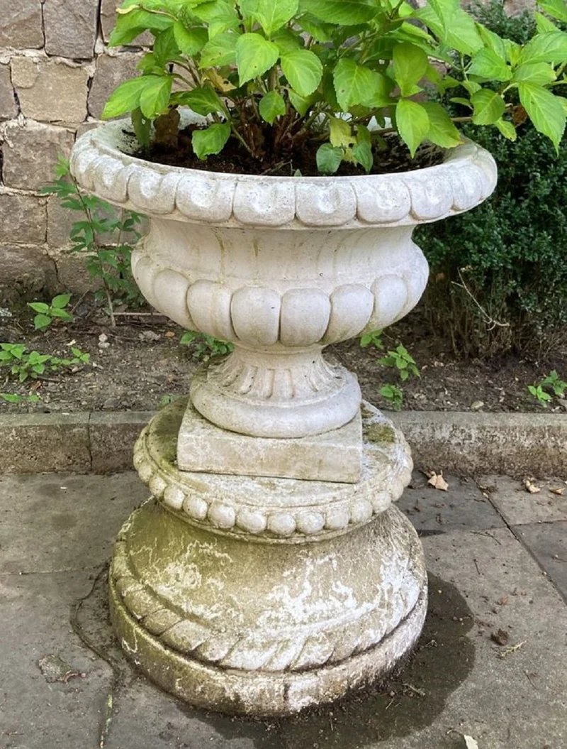 Casa Padrino Barock Blumentopf mit Sockel Weiß Ø 55 x H. 73 cm - Prunkvoller Pflanzentopf mit rundem Sockel im Barockstil - Barock Garten Deko Accessoires