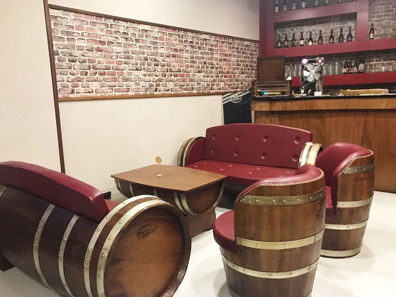 Casa Padrino Luxus Fass Möbel Set Bordeauxrot / Braun / Silber - 2 Sofas & 2 Sessel & 1 Couchtisch - Garten Terrassen Gastronomie Weinfass Möbel - Luxus Kollektion