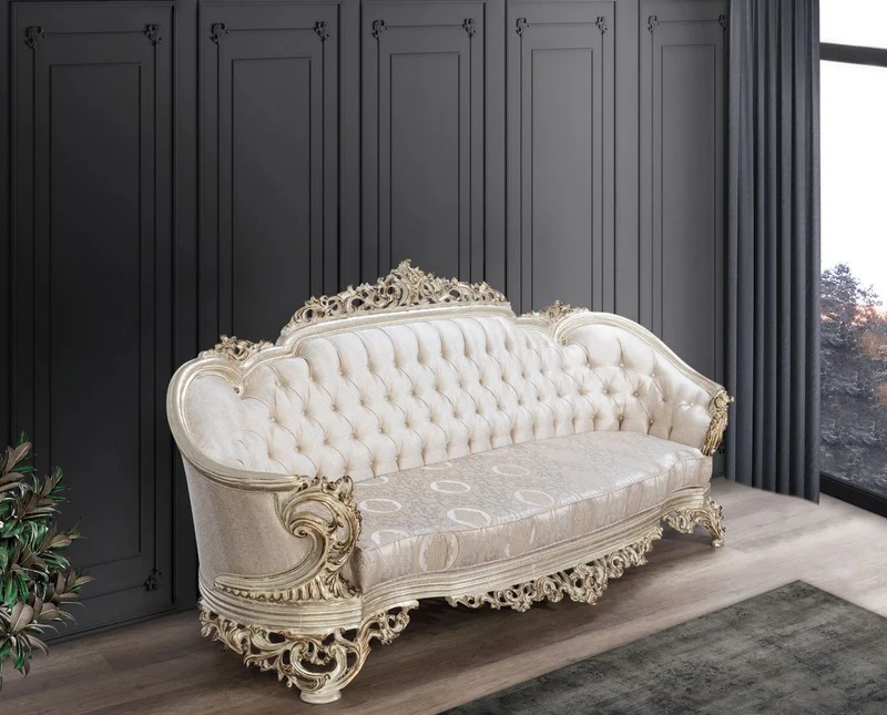Casa Padrino Luxus Barock Wohnzimmer Set Cremefarben / Beige / Antik Gold - 2 Sofas & 2 Sessel & 1 Couchtisch - Handgefertigte Wohnzimmer Möbel im Barockstil - Edel & Prunkvoll