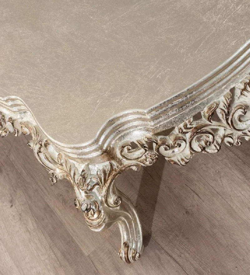 Casa Padrino Luxus Barock Wohnzimmer Set Cremefarben / Beige / Antik Gold - 2 Sofas & 2 Sessel & 1 Couchtisch - Handgefertigte Wohnzimmer Möbel im Barockstil - Edel & Prunkvoll