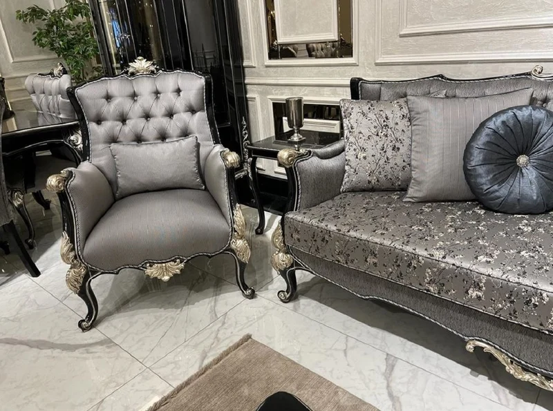 Casa Padrino Luxus Barock Sofa Silber / Schwarz / Silber - Handgefertigtes Wohnzimmer Sofa mit elegantem Muster und dekorativen Kissen - Wohnzimmer Möbel im Barockstil
