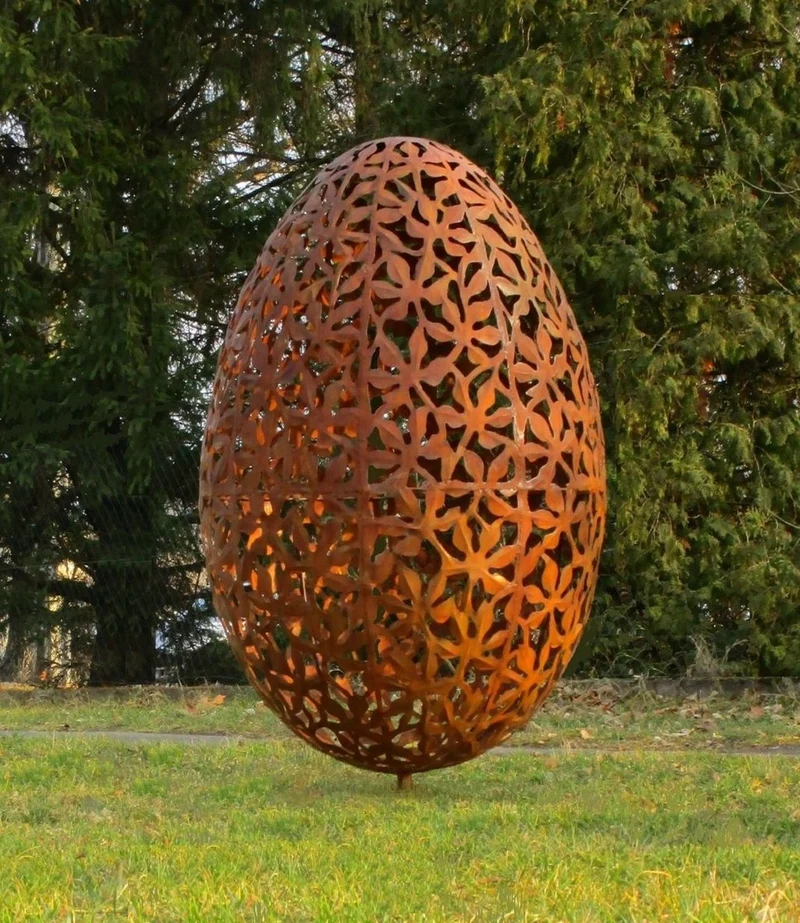 Casa Padrino Luxus Stahl Garten Skulptur Ei Rostfarben Ø 75 x H. 130 cm - Handgefertigte Wetterbeständige Garten Dekoration - Luxus Kollektion