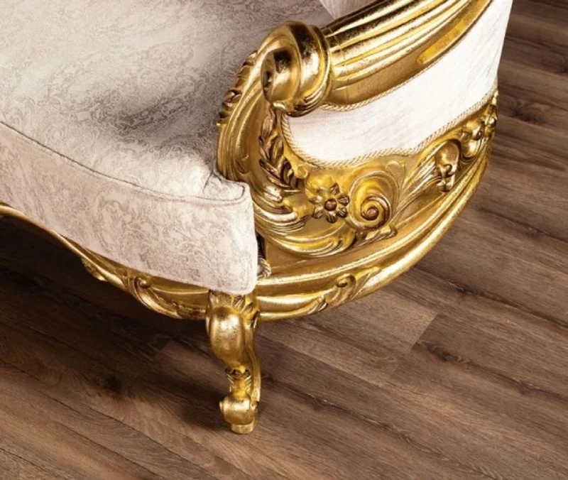 Casa Padrino Luxus Barock Sofa Cremefarben / Gold - Prunkvolles Wohnzimmer Sofa mit Muster - Barock Wohnzimmer Möbel - Edel & Prunkvoll