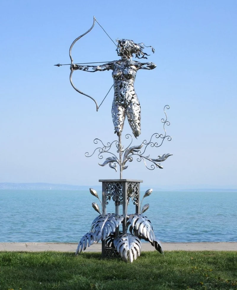 Casa Padrino Luxus Edelstahl Garten Skulptur Frau mit Bogen Silber 160 x 100 x H. 328 cm - Handgefertigte Wetterbeständige Garten Dekoration - Luxus Kollektion
