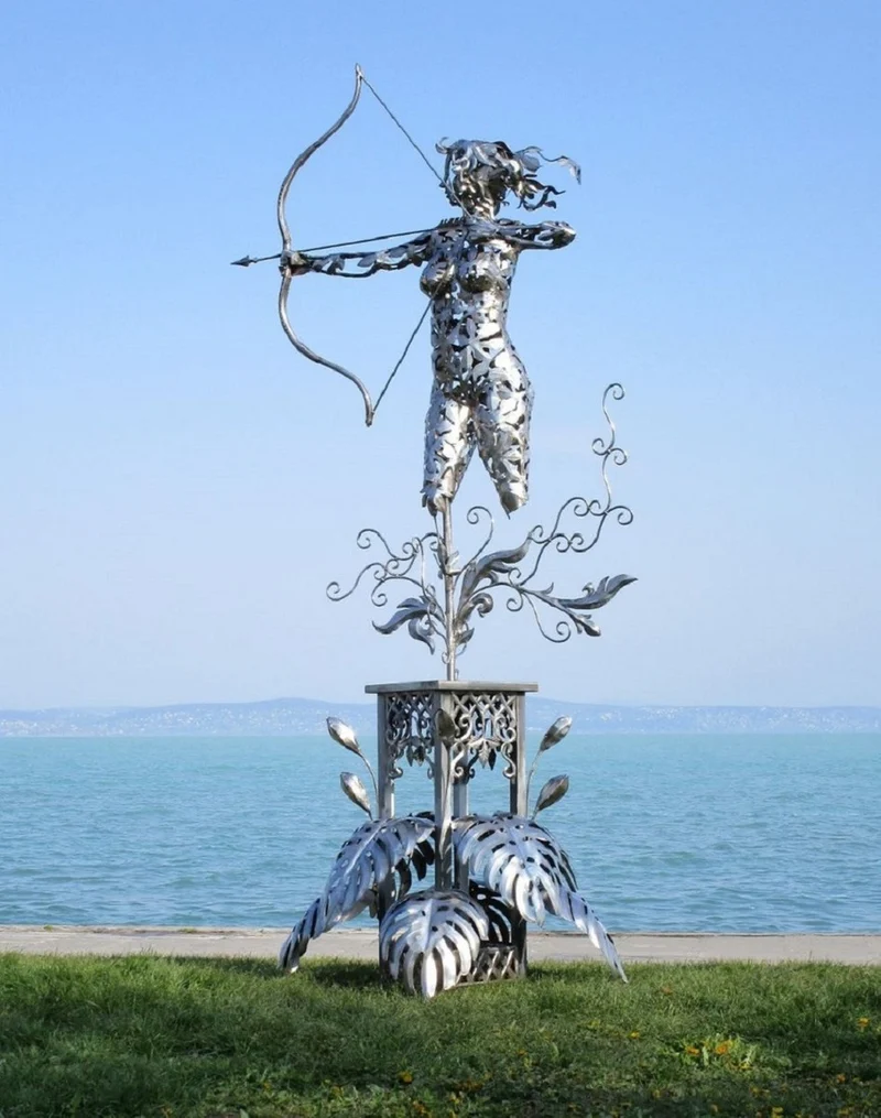 Casa Padrino Luxus Edelstahl Garten Skulptur Frau mit Bogen Silber 160 x 100 x H. 328 cm - Handgefertigte Wetterbeständige Garten Dekoration - Luxus Kollektion