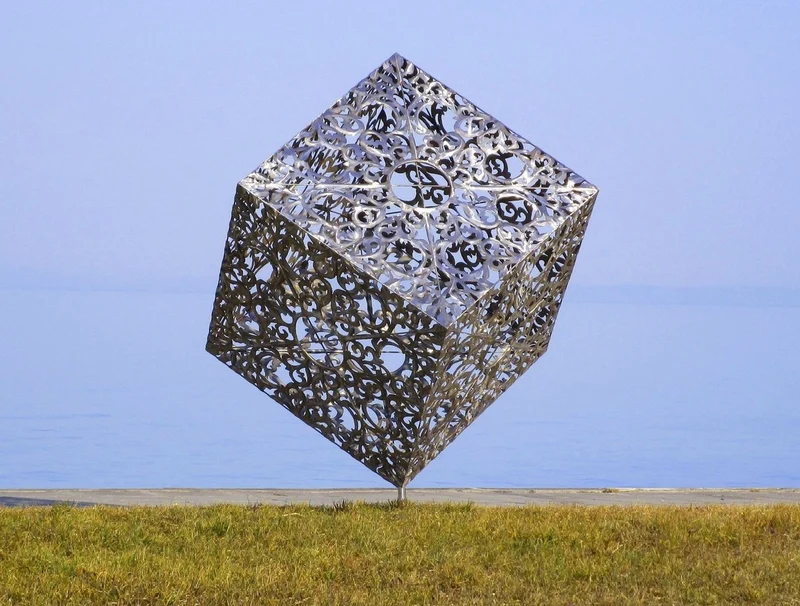 Casa Padrino Luxus Edelstahl Garten Skulptur Würfel Silber 150 x 130 x H. 170 cm - Handgefertigte Wetterbeständige Garten Dekoration - Luxus Kollektion