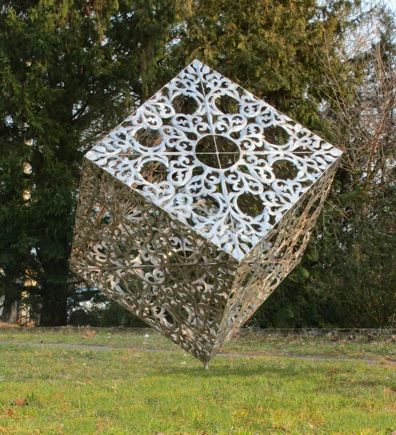 Casa Padrino Luxus Edelstahl Garten Skulptur Würfel Silber 150 x 130 x H. 170 cm - Handgefertigte Wetterbeständige Garten Dekoration - Luxus Kollektion