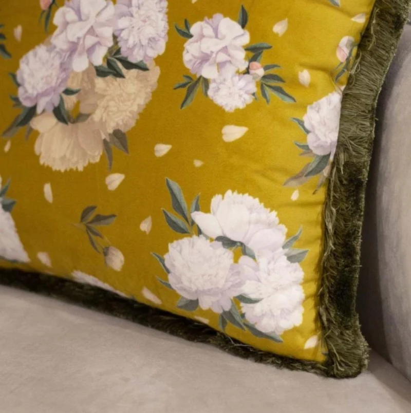 Casa Padrino Luxus Deko Kissen Blumen Design Gelb / Mehrfarbig / Grün 45 x 45 cm - Bedrucktes Samt Kissen mit Fransen - Deko Accessoires