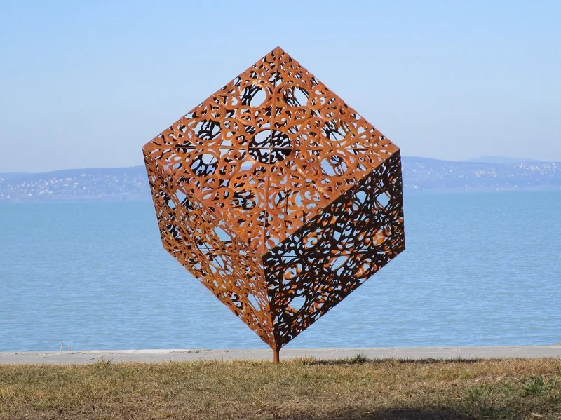 Casa Padrino Luxus Stahl Garten Skulptur Würfel Rostfarben 150 x 130 x H. 170 cm - Handgefertigte Wetterbeständige Garten Dekoration - Luxus Kollektion