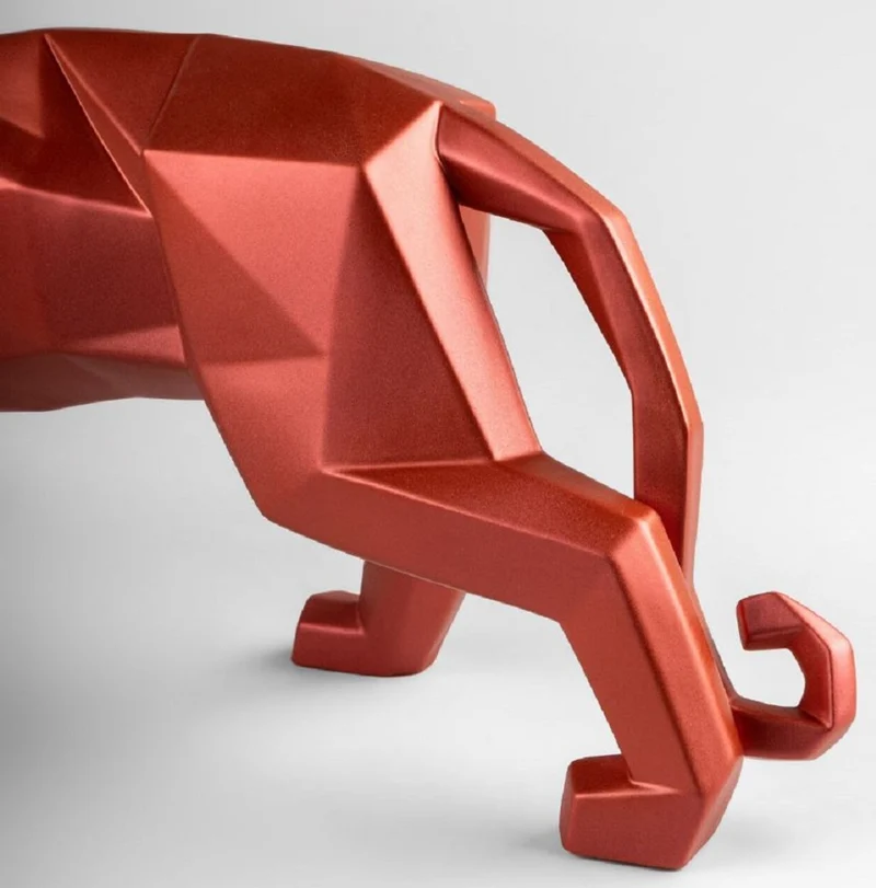 Casa Padrino Luxus Porzellan Panther Skulptur Rot Metallic 50 x 12 x H. 19 cm - Hangefertigte Deko Figur aus feinstem spanischen Porzellan - Luxus Deko Accessoires
