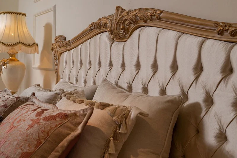 Casa Padrino Luxus Barock Doppelbett Cremefarben / Gold - Edles Massivholz Bett mit Kopfteil - Prunkvolle Schlafzimmer Möbel im Barockstil