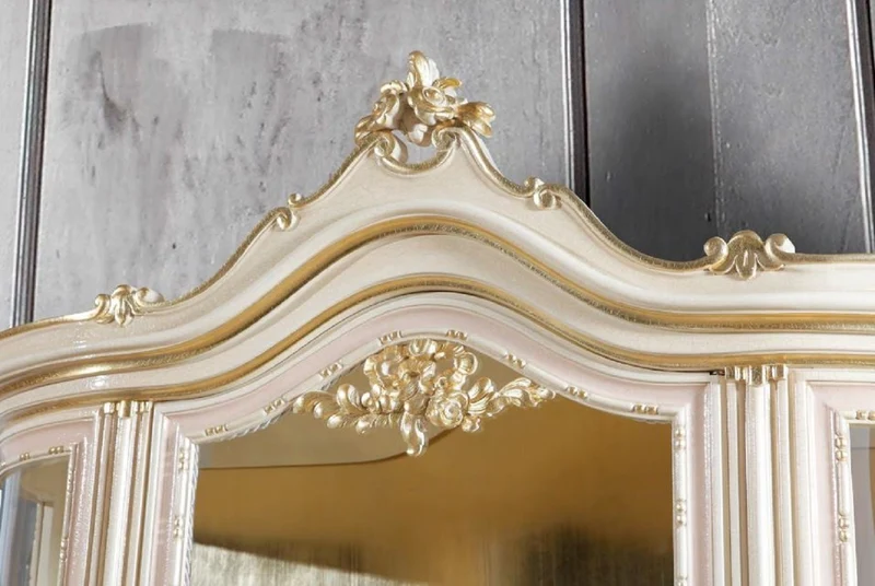 Casa Padrino Luxus Barock Vitrine Cremefarben / Rosa / Mehrfarbig / Gold - Handgefertigter Vitrinenschrank mit 4 Türen - Prunkvolle Barock Möbel - Luxus Qualität - Made in Italy