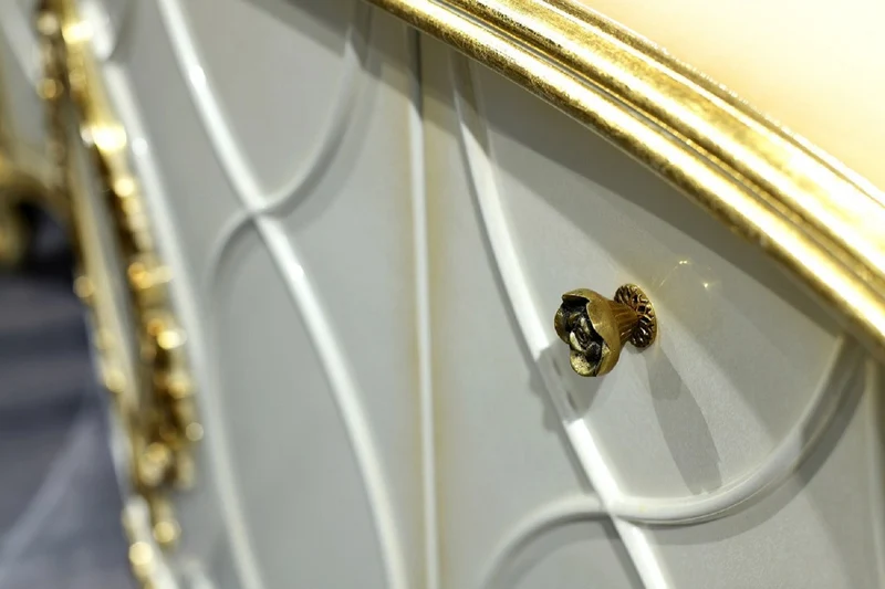 Casa Padrino Luxus Barock Sideboard Weiß / Antik Gold - Prunkvoller Massivholz Schrank mit 4 Türen und 2 Schubladen - Barock Möbel