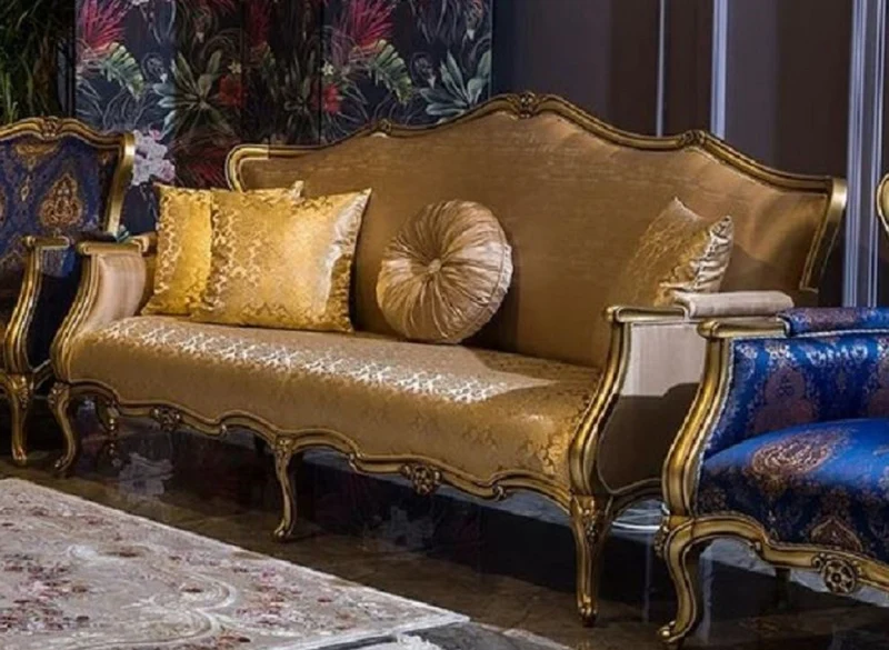 Casa Padrino Luxus Barock Sofa Gold - Prunkvolles Wohnzimmer Sofa mit elegantem Muster - Wohnzimmer Möbel im Barockstil - Edel & Prunkvoll